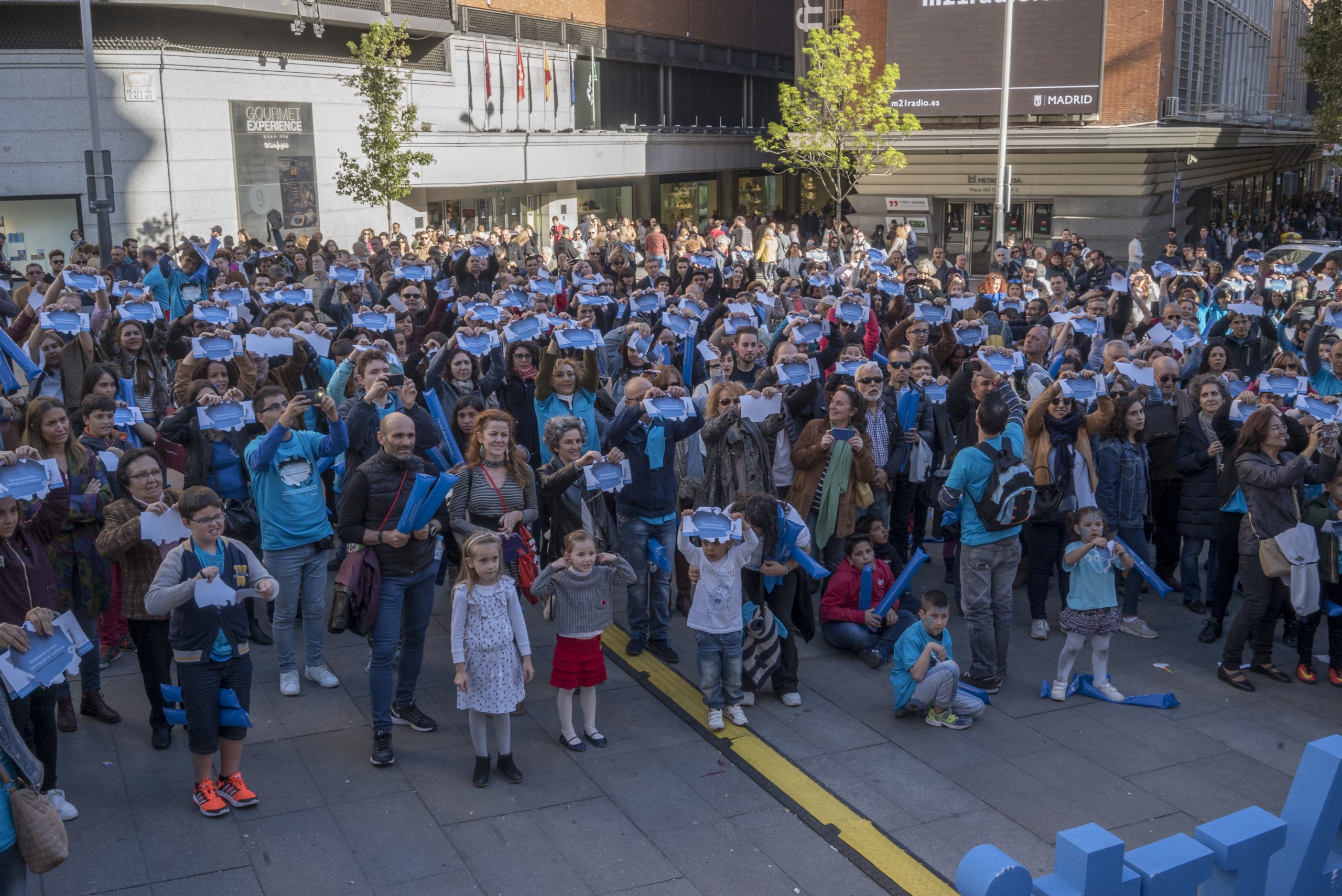 Cientos de personas “rompieron barreras por el autismo” en un multitudinario acto de calle en Madrid