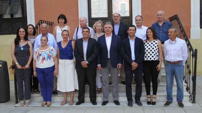 Foto de familia de los representantes institucionales y los galardonados.  / josué correa