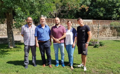 Una delegación de Hungría visita el taller de papel reciclado de Autismo la Garriga