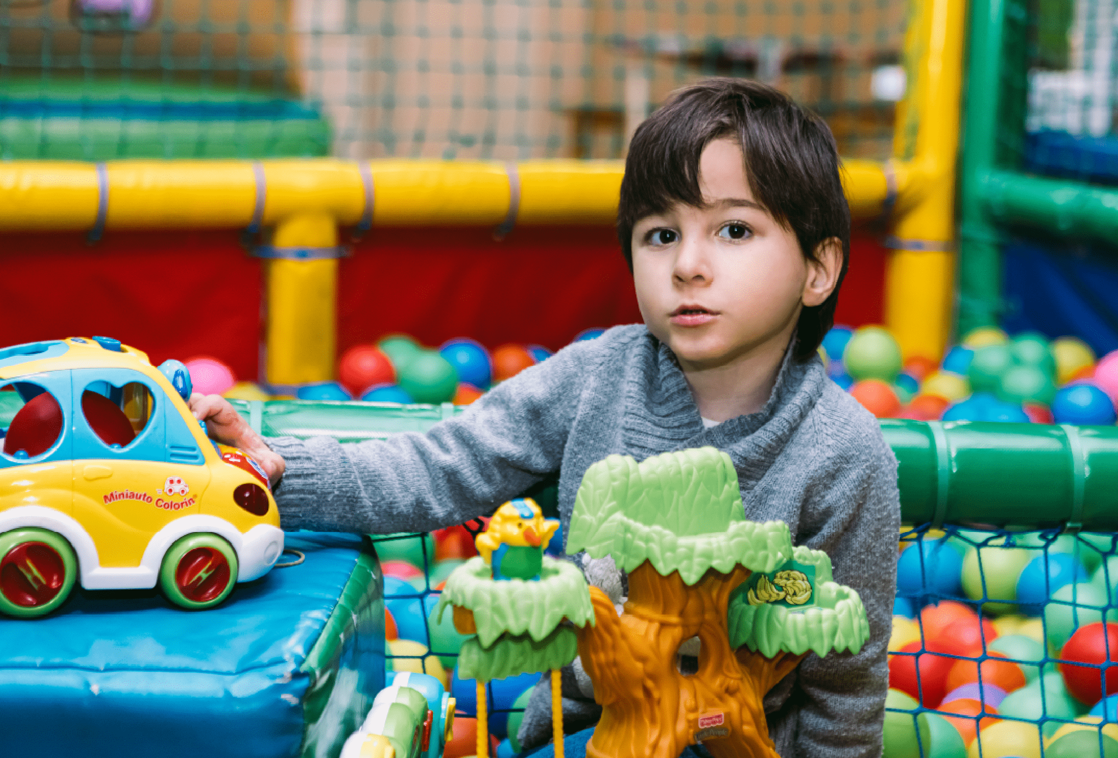 Un niño con autismo jugando en un parque infantil