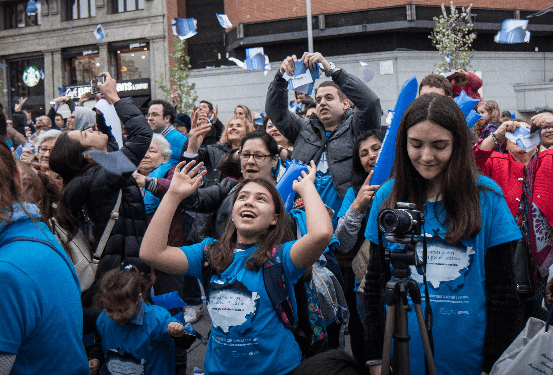 Un grupo de personas con camisetas azules celebrando el Día Mundial de Concienciación sobre el Autismo