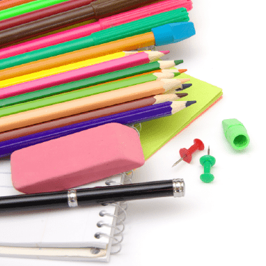Imagen en fondo blanco de accesorios de clase, cuaderno, posit, goma, lápices de colores...
