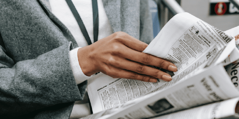 Miniatura de las manos de una persona sujetando un periódico