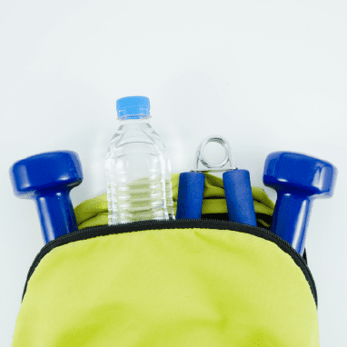 Bolsa con utensilios necesarios para practicar deporte, pesas, agua...