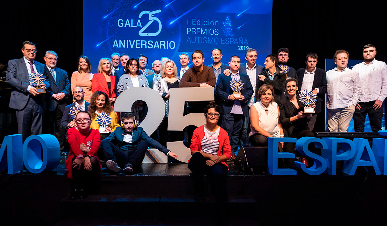 Foto de familia con todas las personas premiadas en la gala del 25 aniversario de Autismo España