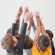 Miniatura de varios niños con los brazos estirados hacia arriba juntando las manos