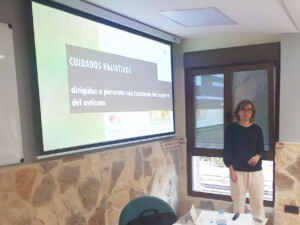 Marta Plaza, de Autismo España, impartiendo el taller sobre cuidados paliativos