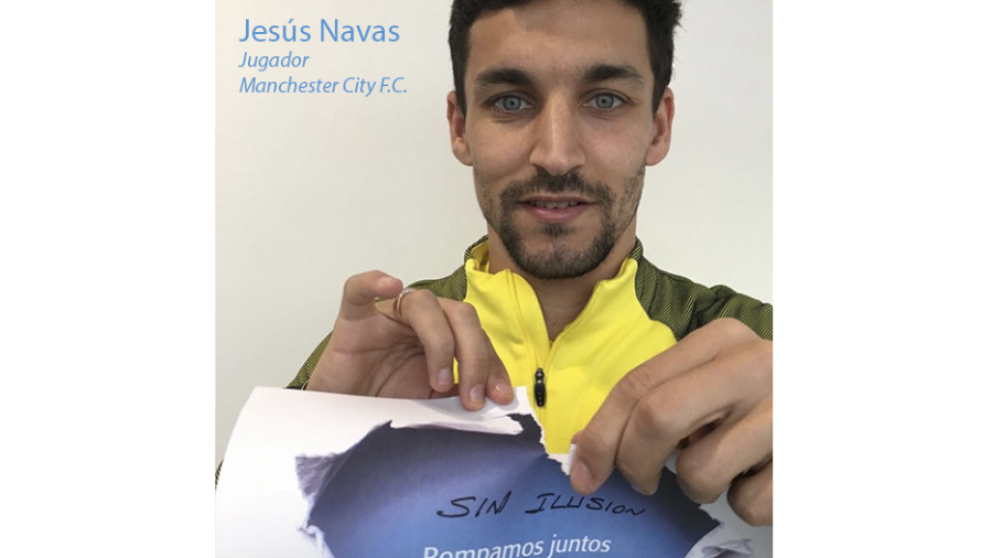 El futbolista Jesús Navas mirando a cámara y rompiendo un folio