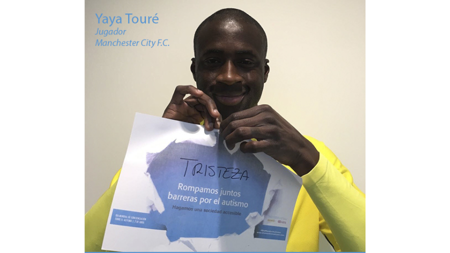 El futbolista Yaya Touré mirando a cámara y rompiendo un folio