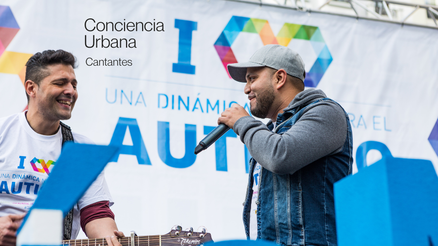 El dúo musical Conciencia Urbana cantando en un concierto