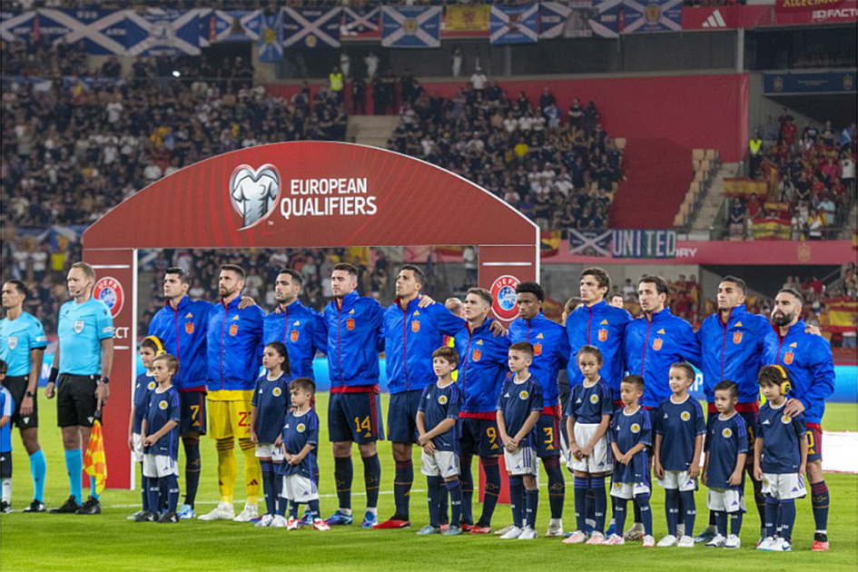 La selección de fútbol española junto con los niños con autismo que les acompañaron en el campo de fútbol
