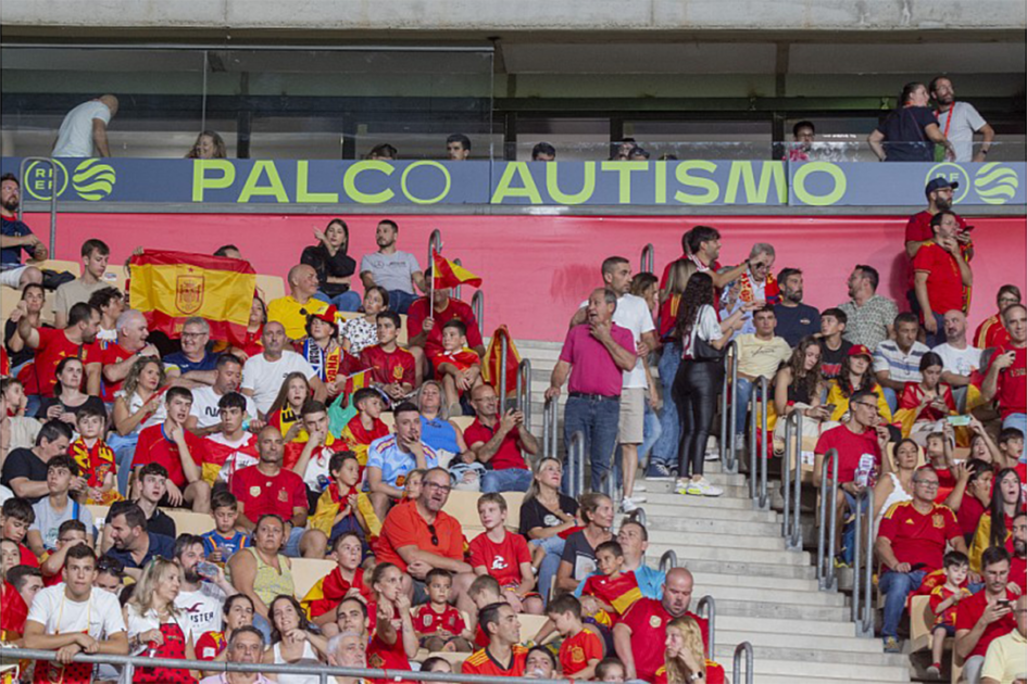 Aficionados en el partido de la selección española donde se ve el Palco 0 Autismo