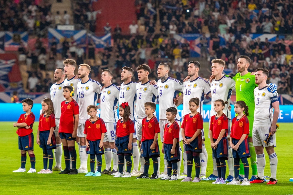 La selección de futbol escocesa junto con los niños con autismo que les acompañaron en el campo de fútbol
