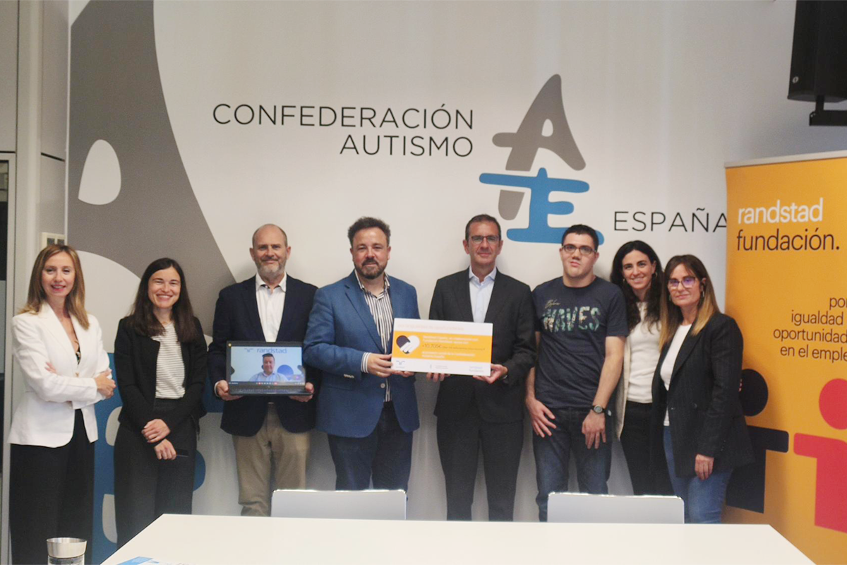 Representantes de Fundación Randstad haciendo entrega a Autismo España del cheque de la donación