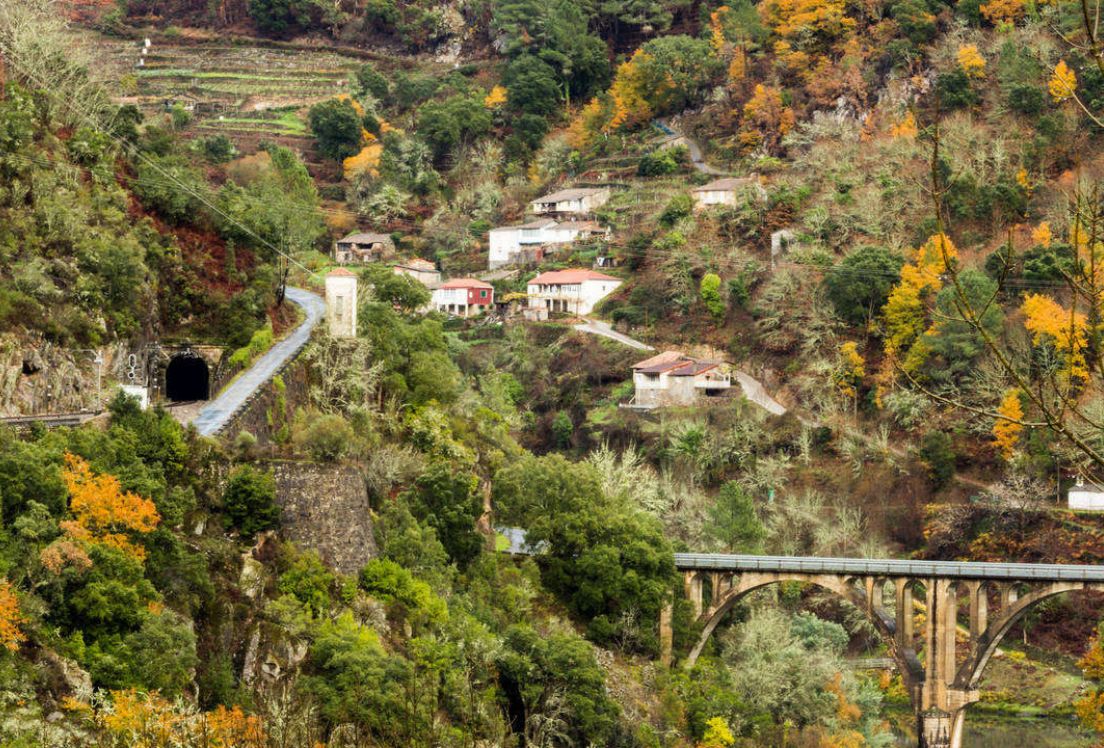 Fotografía de una población rural de montaña.