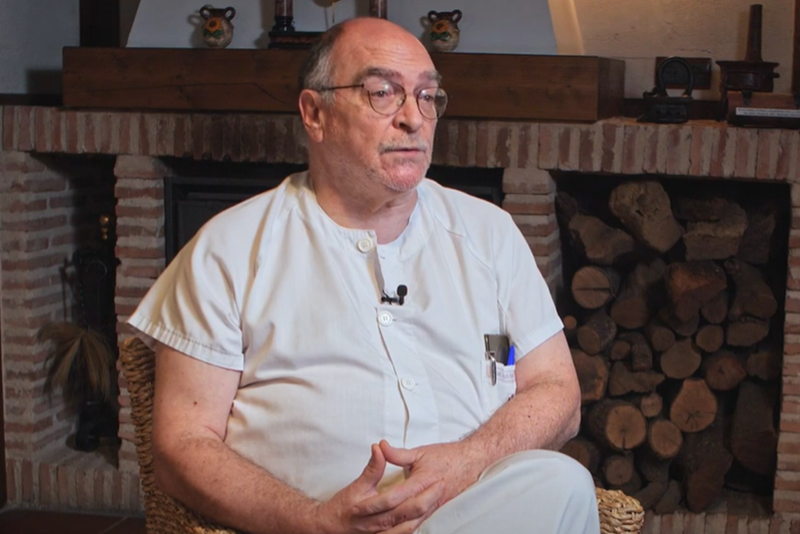 Pablo Sastre sentado en la entrevista sobre cuidados paliativos