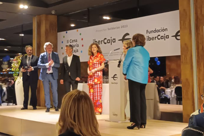 Seis personas en el escenario de la entrega de premios de Fundación Ibercaja
