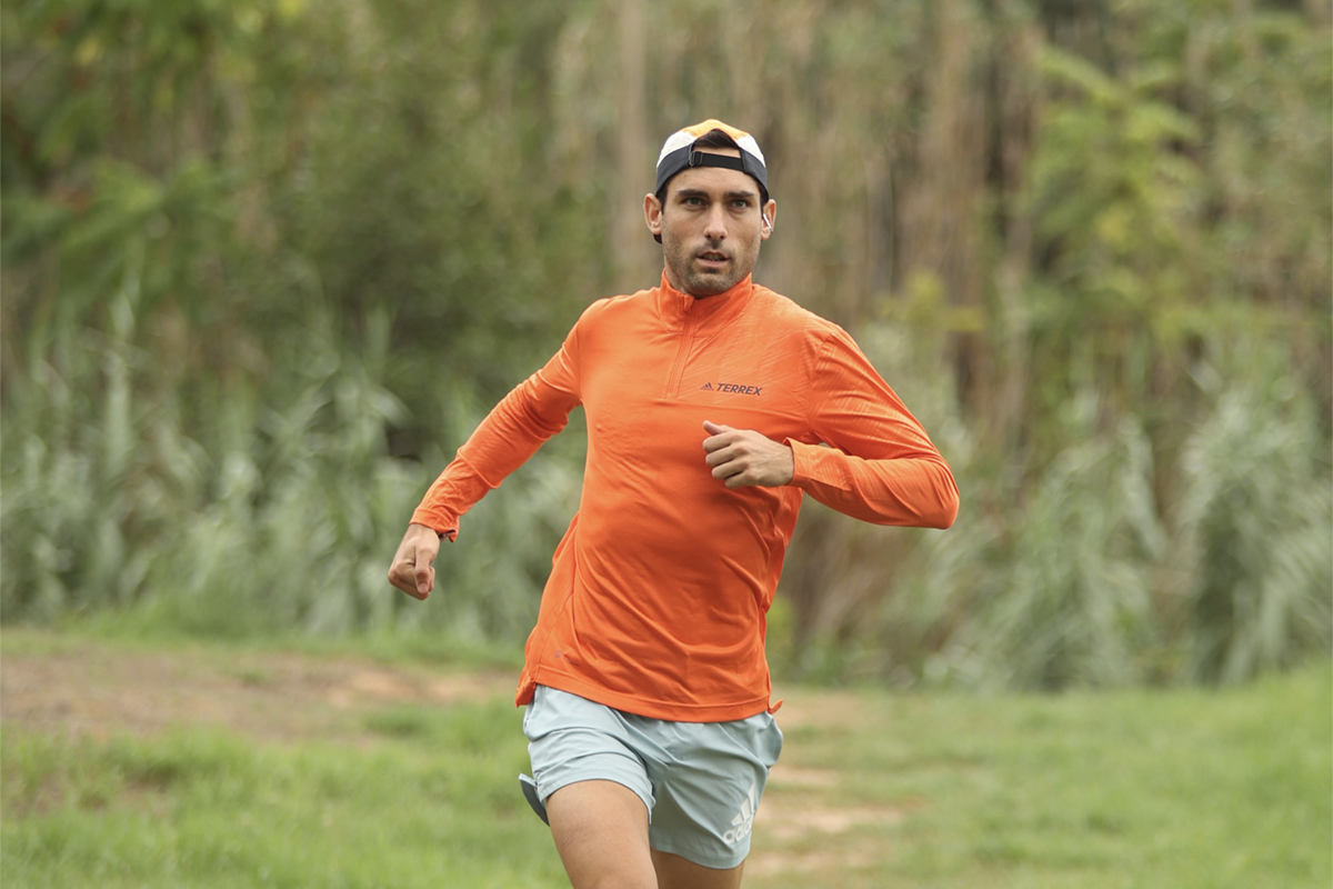 Un deportista de atletismo corriendo