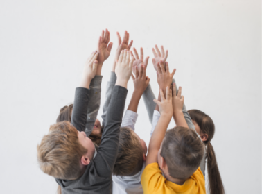 Un grupo de niños chocando sus manos en alto