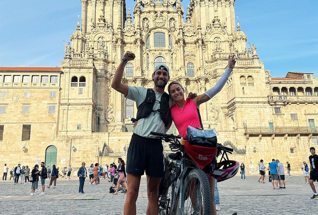 Sergio Turull y su hermana Ana frente a la Catedral de Santiago de Compostela