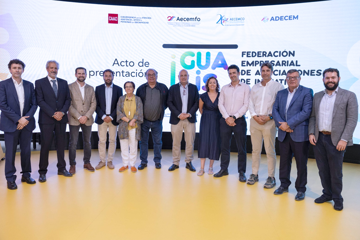 Los doce miembros de la junta directiva de IGUALIS en la presentación de la organización