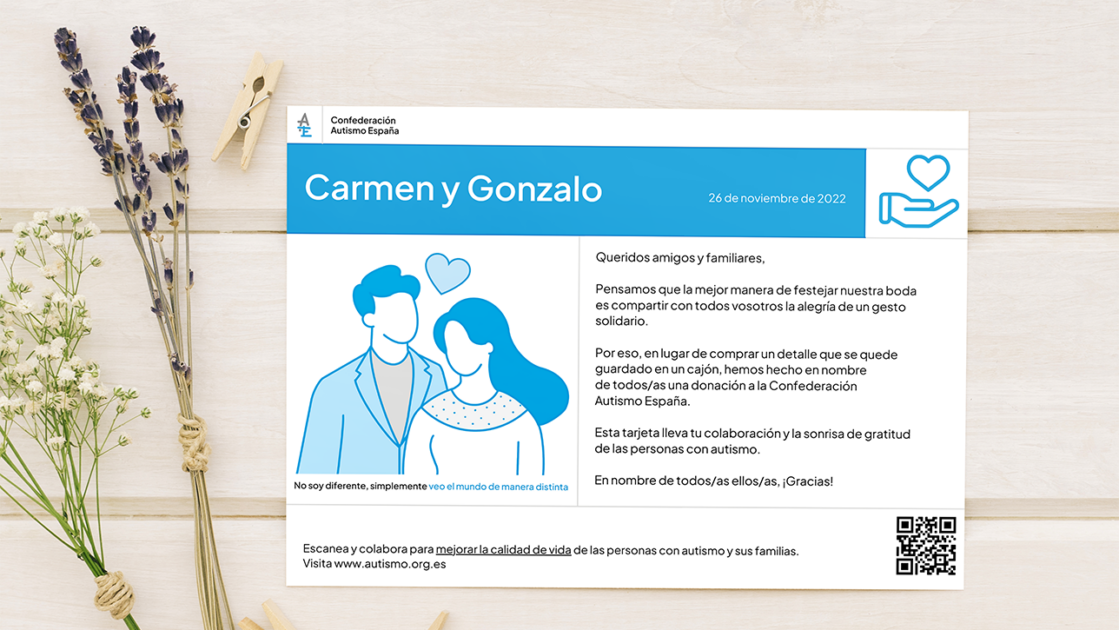 Una tarjeta personalizada de Autismo España para la celebración de una boda solidaria sobre un fondo de madera y con flores secas a la derecha a modo decorativo