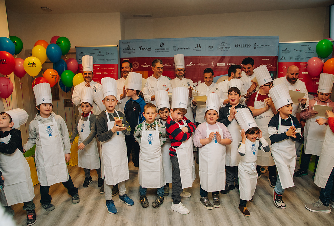 Fotografía de los chefs, niños y niñas con autismo participantes en el taller de Chefs For Children de Madrid