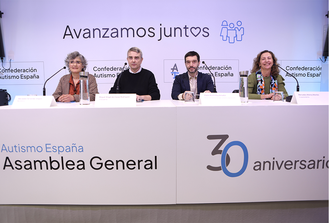 Fotografía de la mesa presidencial de la Asamblea General de Autismo España con la Junta Directiva y el Ministro 
