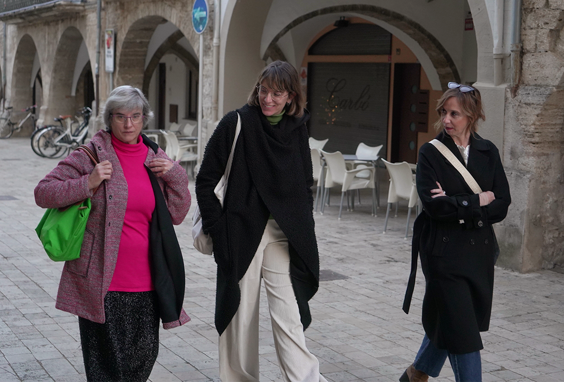 Tres mujeres andando por la calle