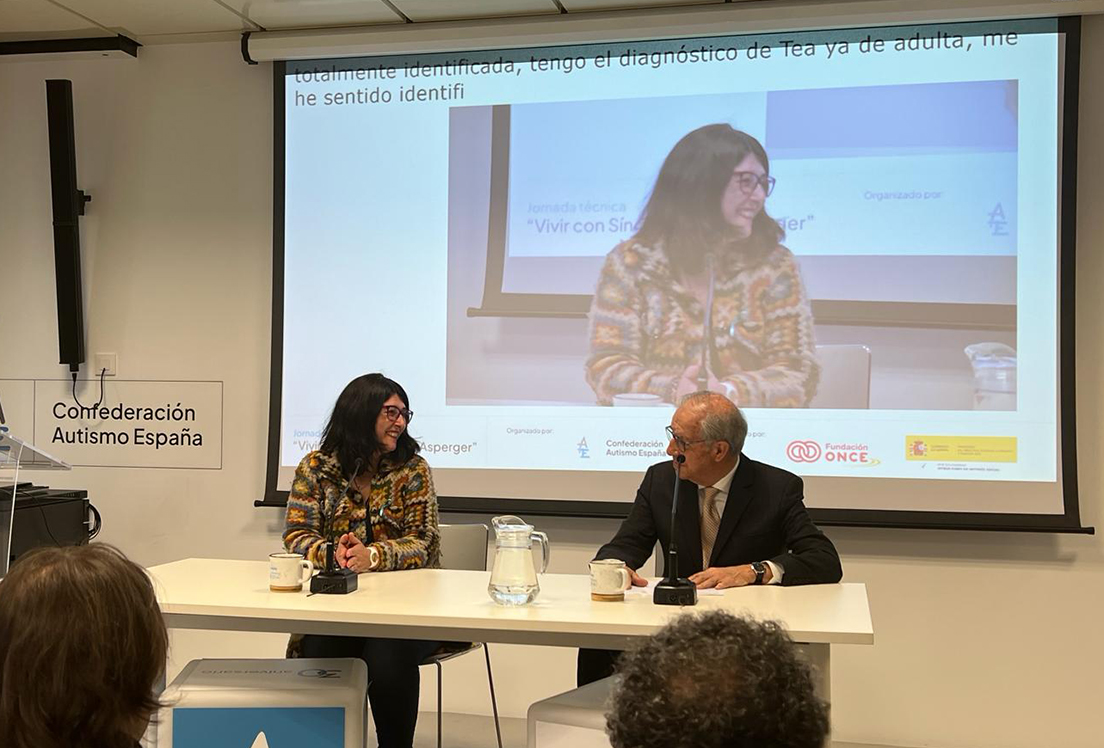 Fotografía de la intervención de Eva García, secretaria de Asperger España, y Manuel Nevado, vocal de la Junta Directiva de Autismo España