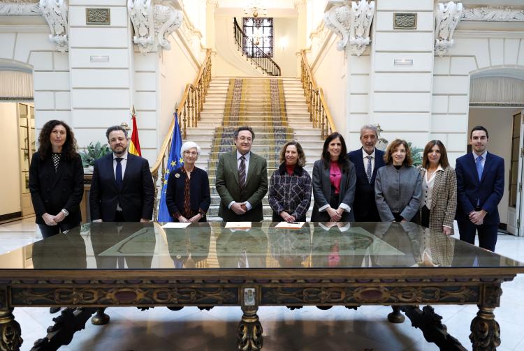 Miembros de la Fiscalía y de Autismo España en la firma de un convenio