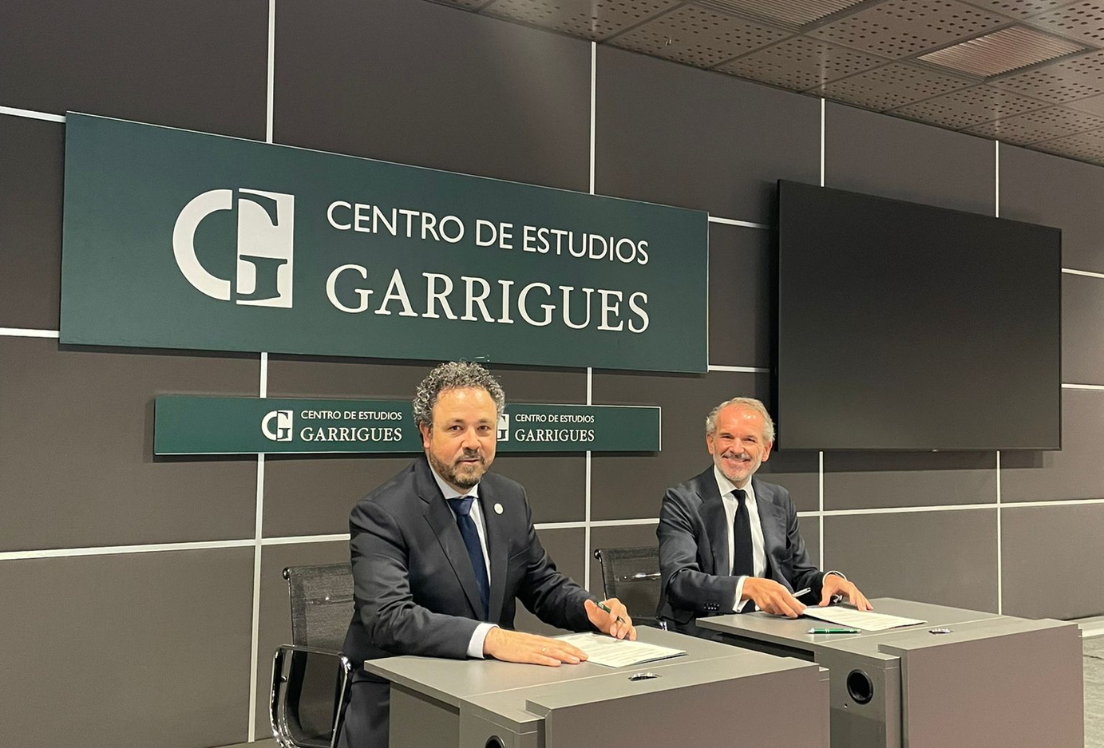 Jesús García Lorente, director general de Autismo España, y Félix Plaza, presidente del Centro de Estudios Garrigues, firman el convenio de colaboración  