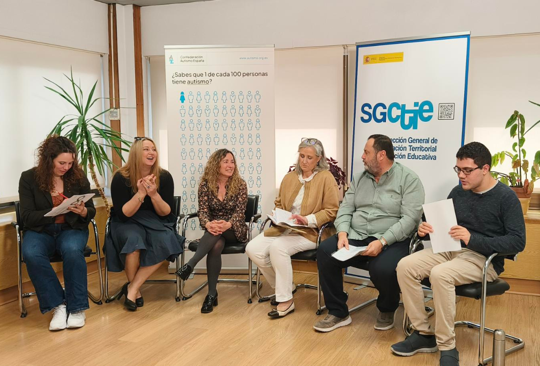 Personas autistas y profesionales de Autismo España y del Ministerio en una charla sobre el autismo