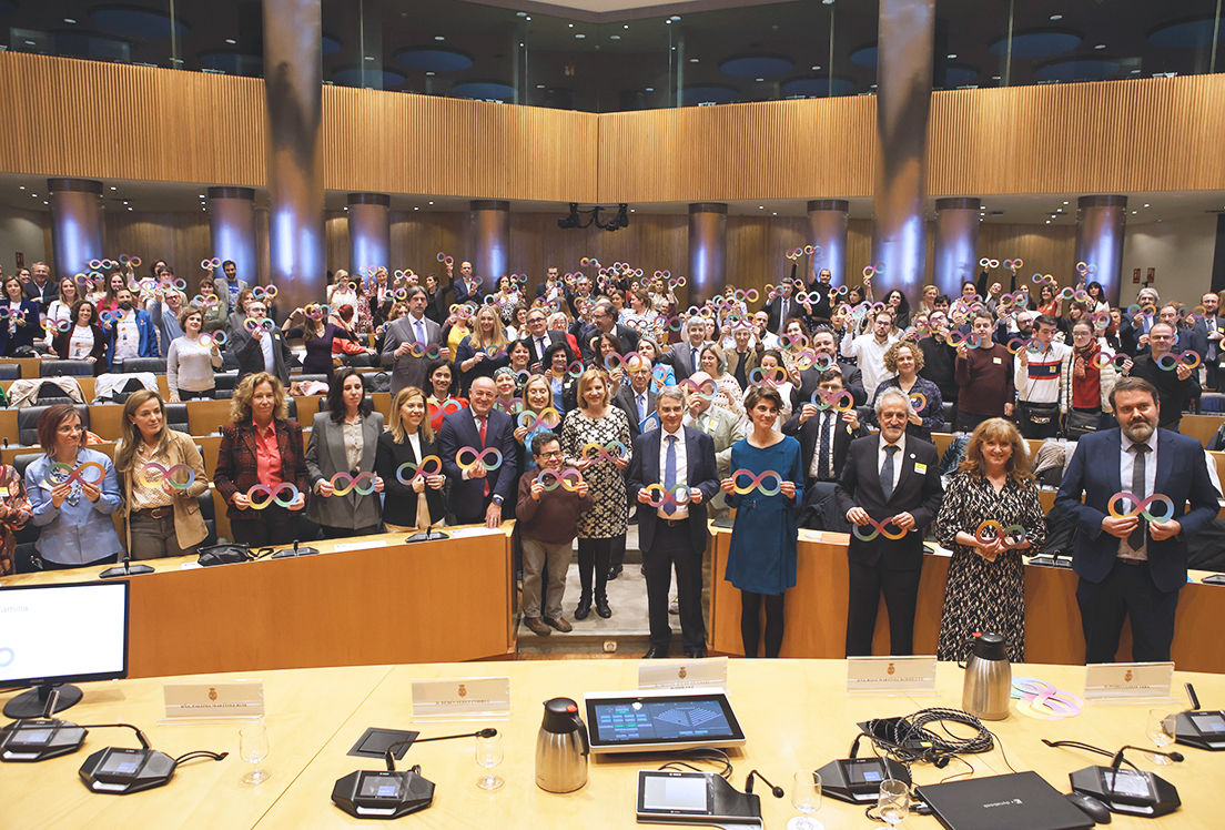 Foto de todos los asistentes al Acto institucional en la Sala Ernest Lluch del Congreso de los Diputados