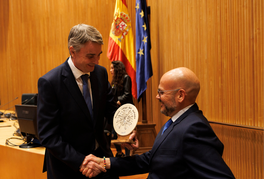 Anxo Queiruga, presidente de COCEMFE, entidad líder del Proyecto Rumbo, recibe el Premio "Amigo del autismo 2024" de manos del presidente de Autismo España
