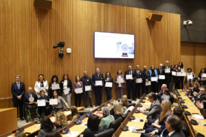 El presidente de Autismo España, Miguel de Casas, con las 22 personas premiadas del Proyecto Rumbo en el Acto Institucional del Día Mundial del Autismo 2024