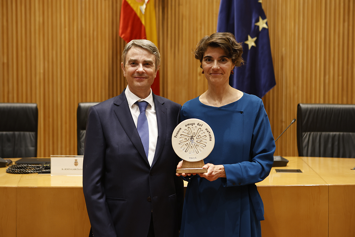 Miguel Ángel de Casas, presidente de Autismo España, junto a Rosa Martínez Rodríguez, secretaria de Estado de Derechos Sociales, que sostiene el premio Amigo del Autismo
