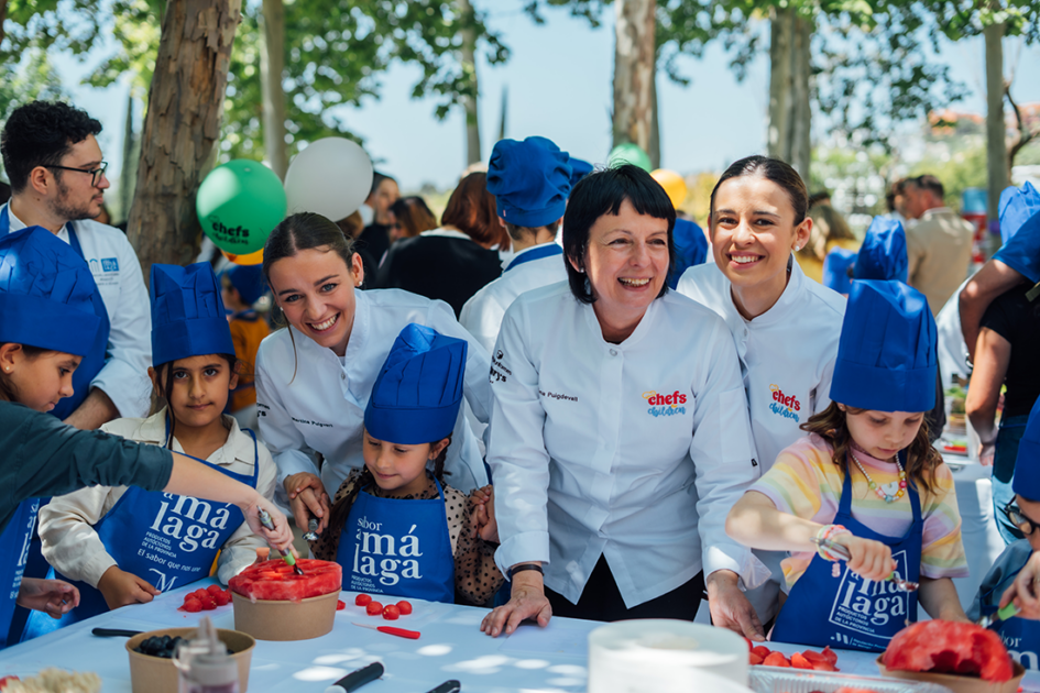Fotografía de varios chefs cocinando junto a niños y niñas con autismo en el taller de Chefs For Children