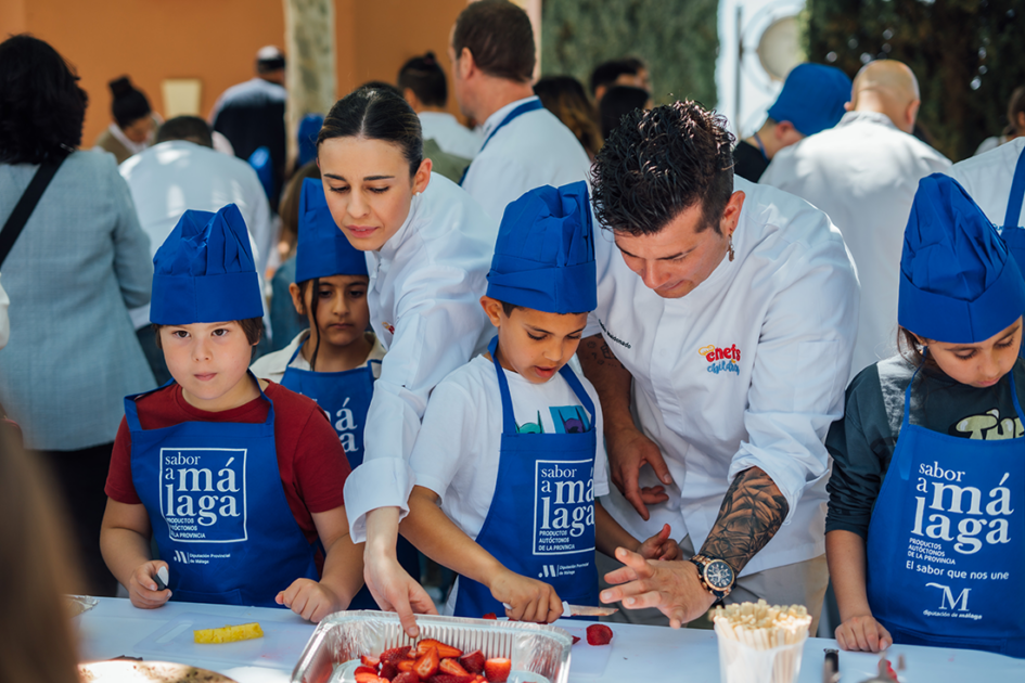 Fotografía de varios chefs cocinando junto a niños y niñas con autismo en el taller de Chefs For Children