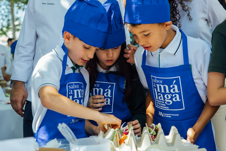 Dos niños y una niña, los tres autistas, cocinando en el taller de Chefs For Children de Benahavís