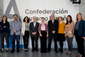 La ministra de Juventud e Infancia, Sira Rego, con presentantes de la Junta y del equipo directivo de Autismo España