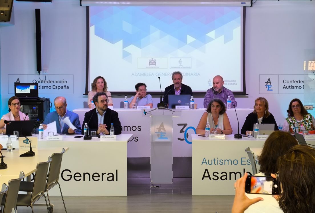 Fotografía de la Junta directiva de Autismo España y el director general de Derechos de las Personas con Discapacidad, en la segunda Asamblea ordinaria de la Confederación del 2024.