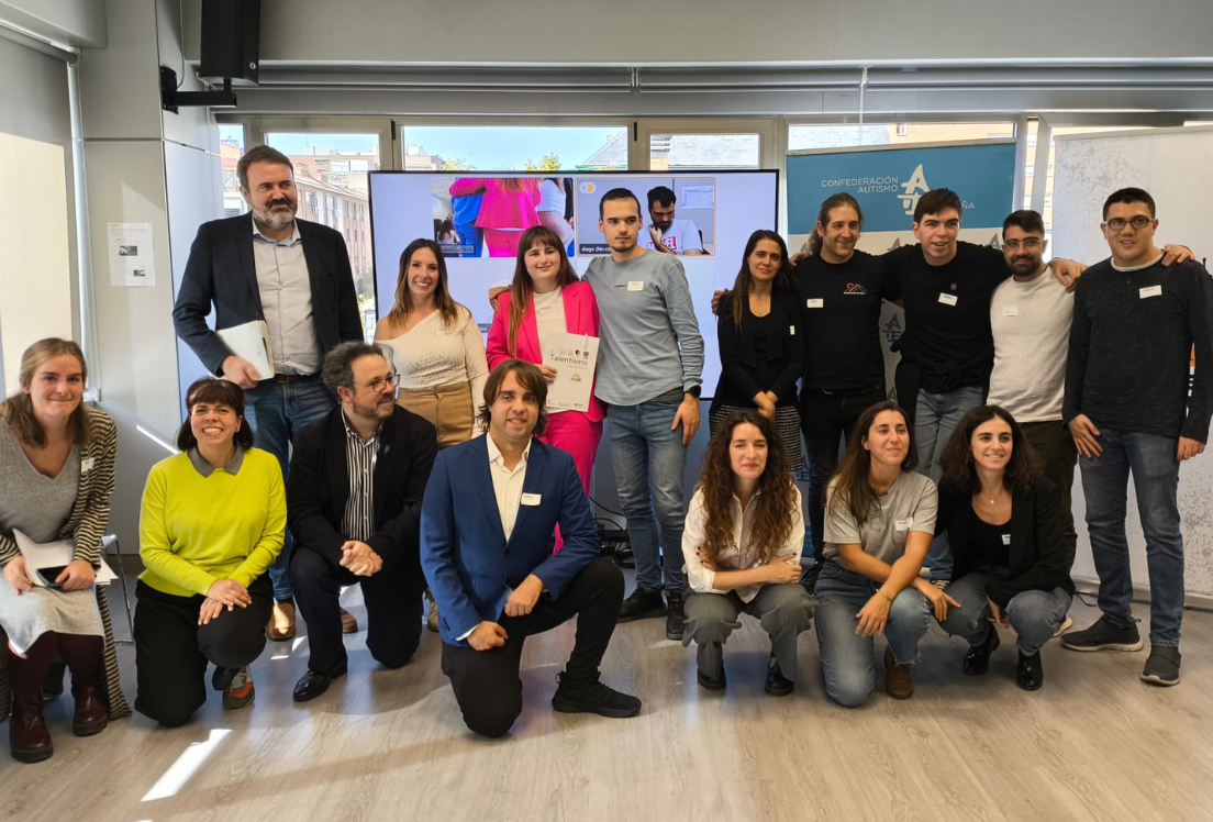 Jóvenes autistas posan con el secretario de Estado de Juventud