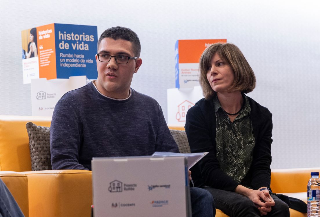 Fotografía de Álex González y su persona de apoyo, en la jornada de cierre del proyecto Rumbo donde participó como persona experta por experiencia.