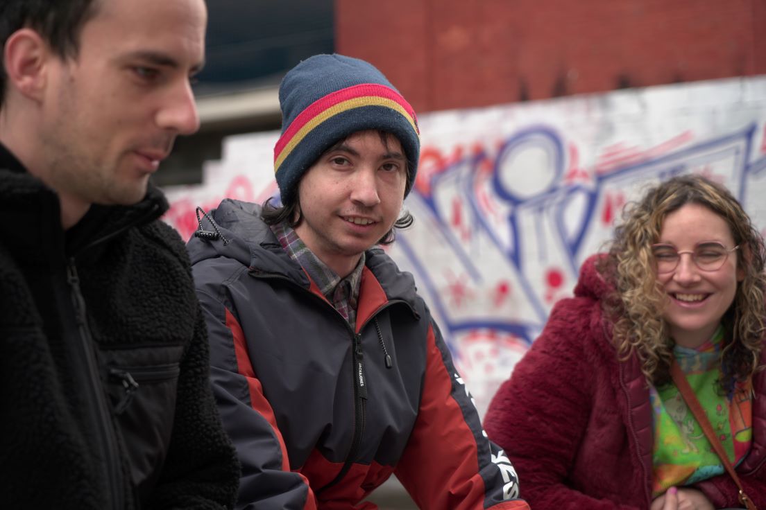 tres personas autistas sentadas en un parque