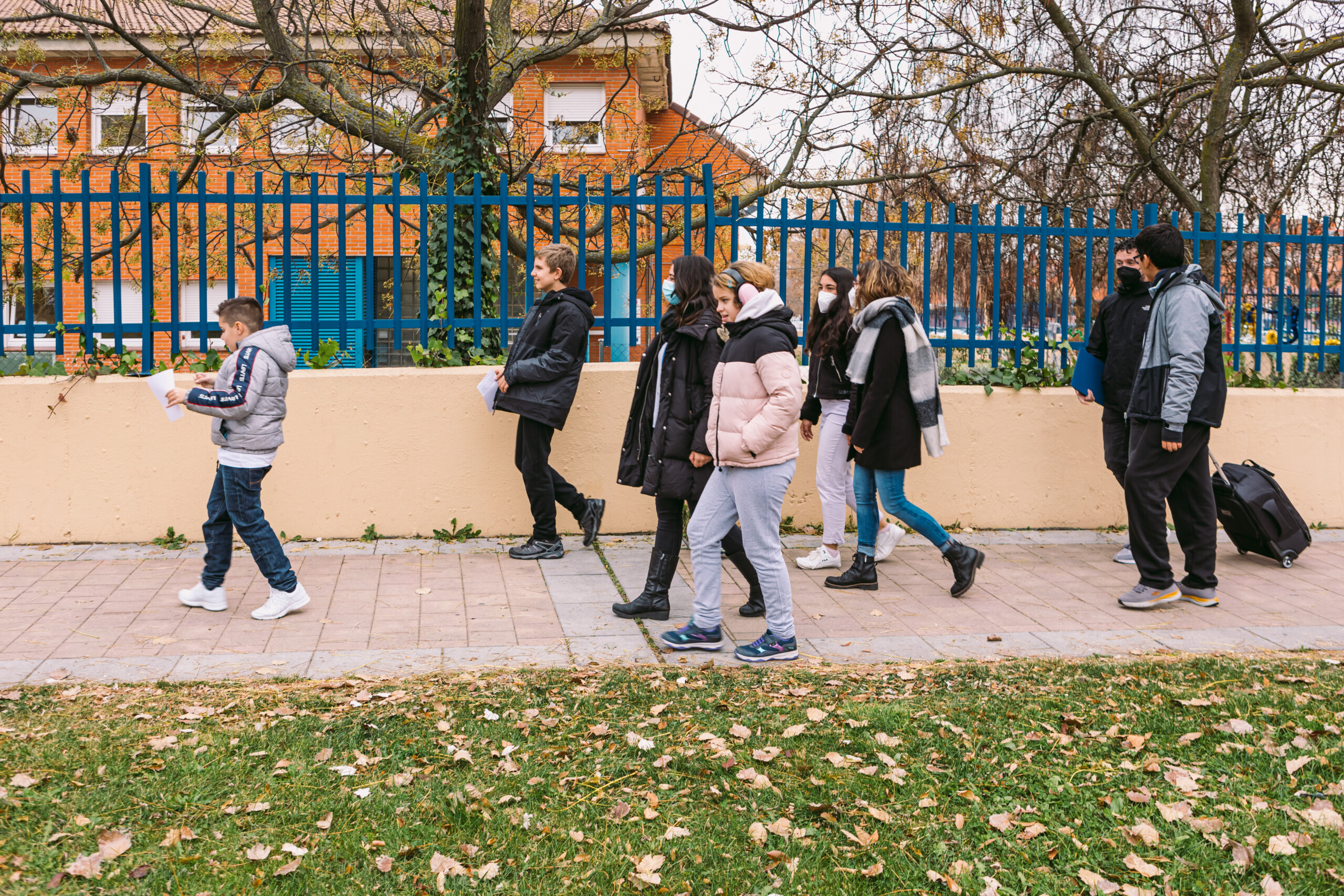 Un grupo de niños y niñas andando por la calle