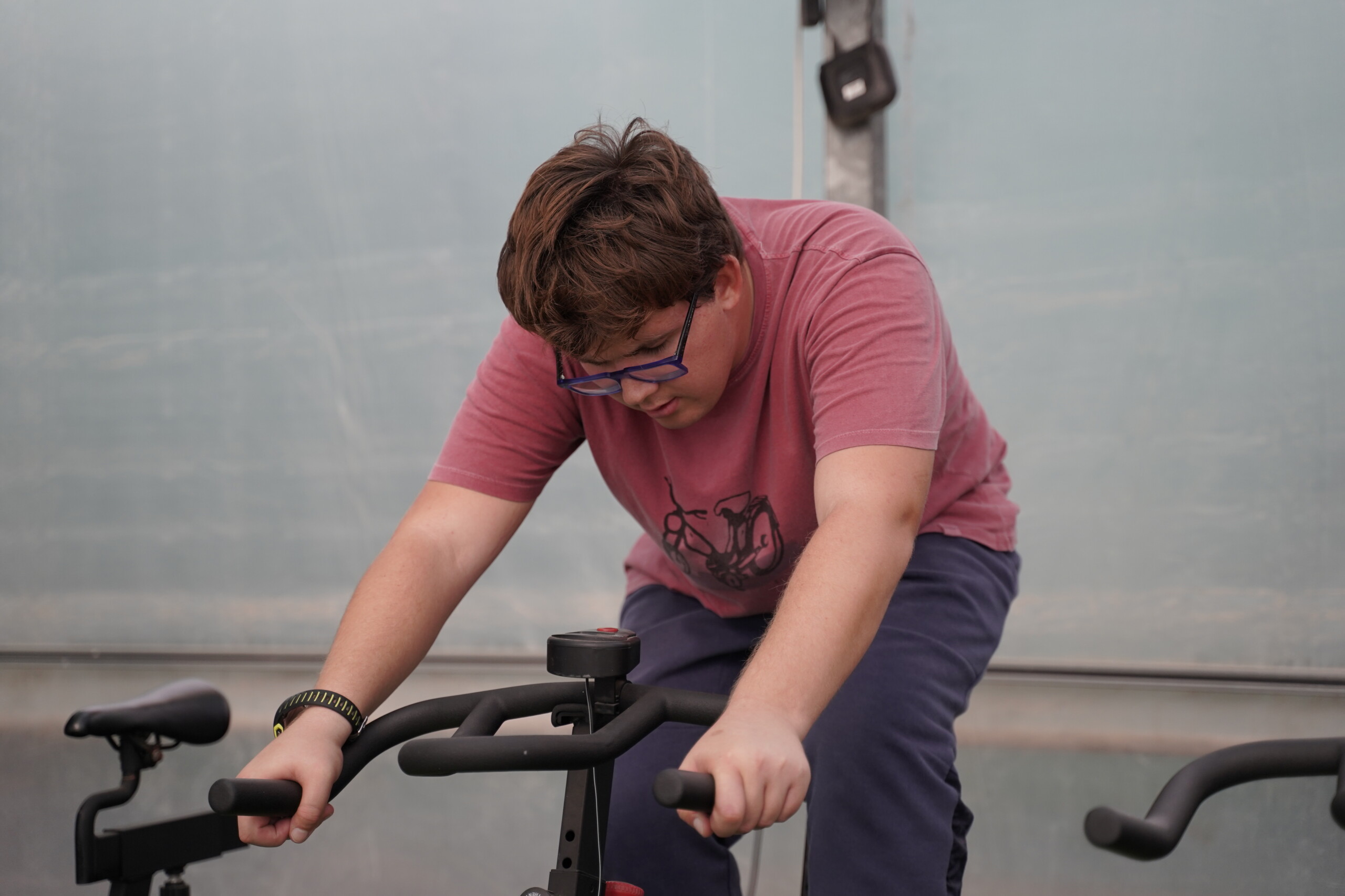 Un joven en una bicicleta estática