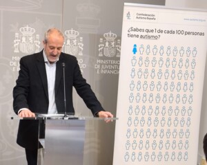 Pedro Ugarte, presidente de Autismo España, habla en un atril 