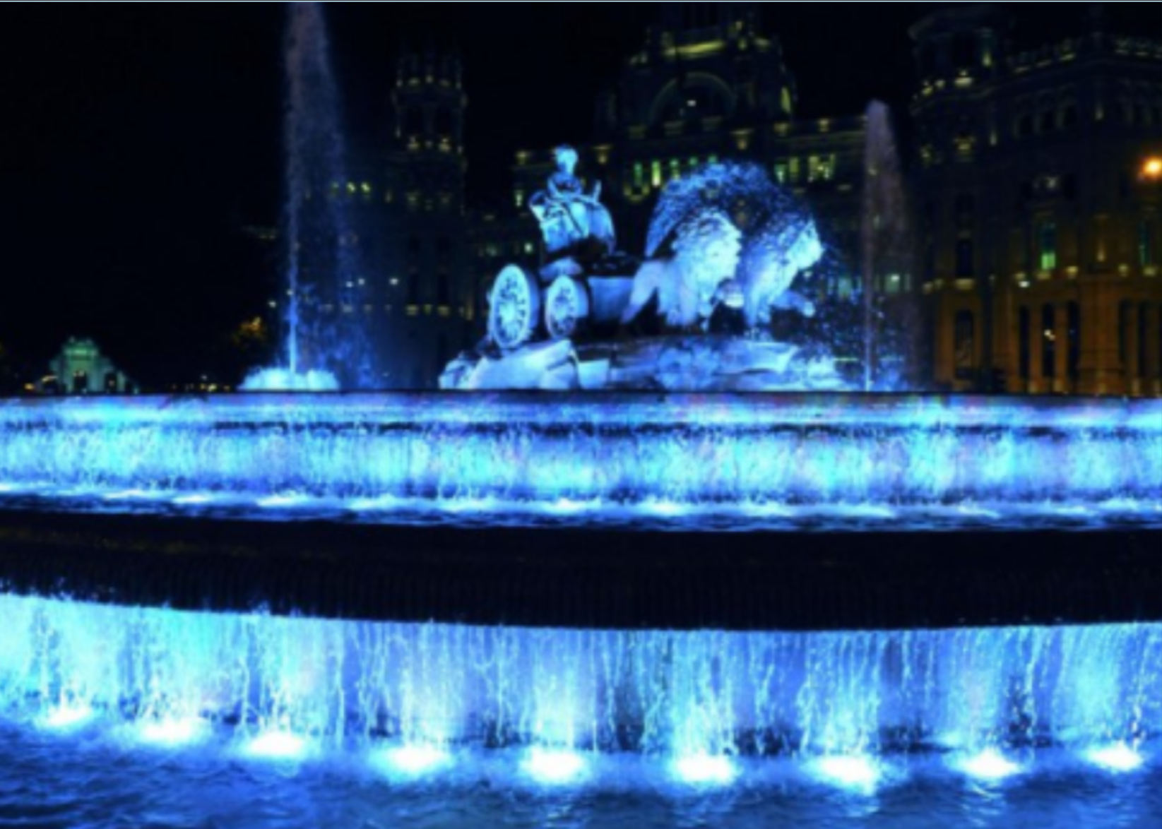 Fuente de La Cibeles iluminada de azul