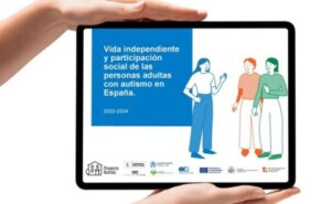 Unas manos sostienen una tableta electrónica que muestra la portada del informe, con la ilustración de tres personas hablando a la derecha y el título del informe a la izquierda.